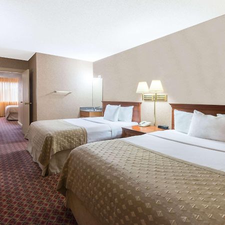 Ramada By Wyndham Topeka Downtown Hotel & Convention Center מראה חיצוני תמונה