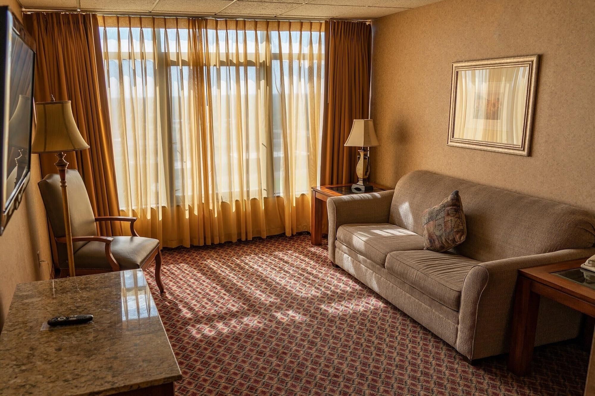 Ramada By Wyndham Topeka Downtown Hotel & Convention Center מראה חיצוני תמונה