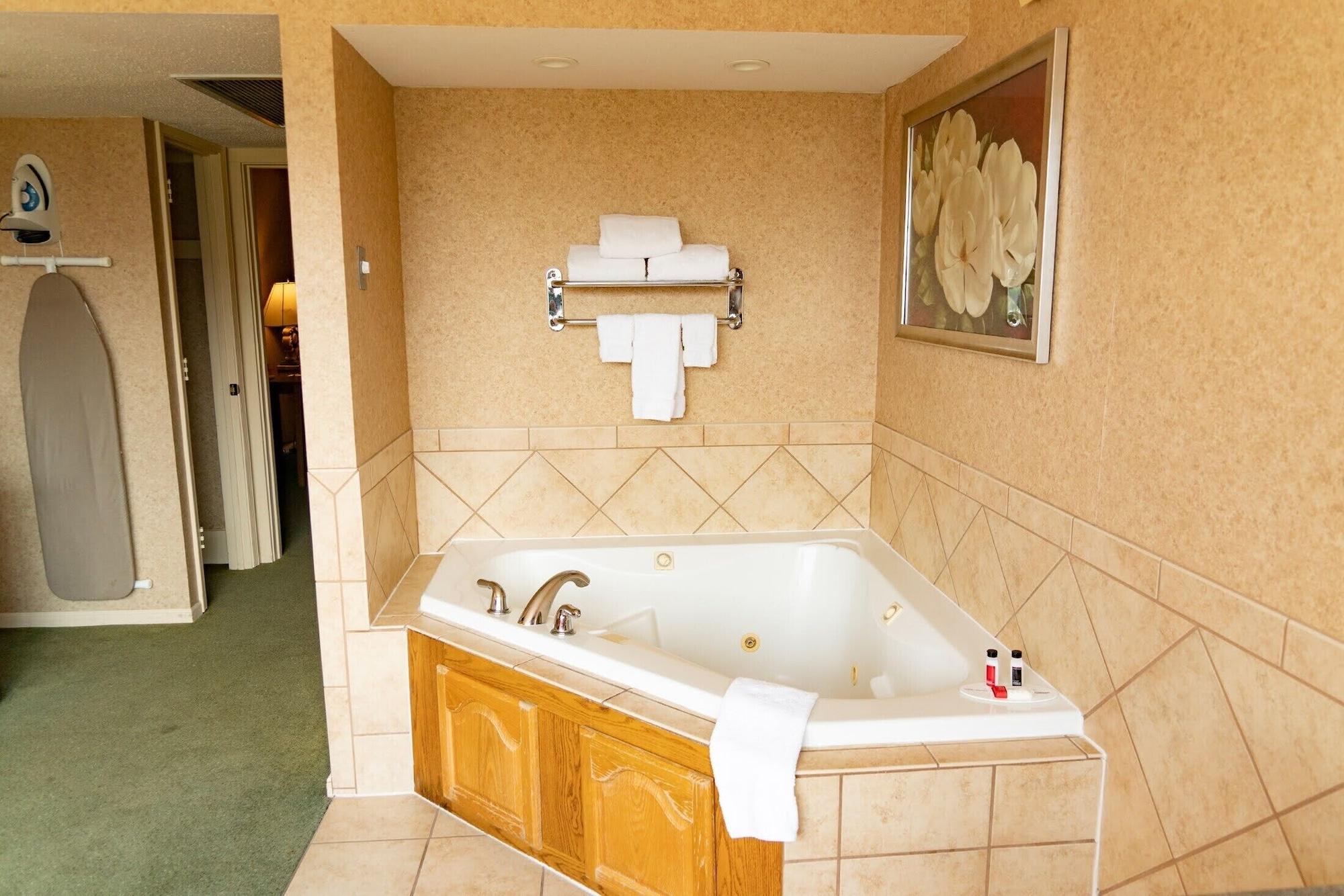 Ramada By Wyndham Topeka Downtown Hotel & Convention Center מראה חיצוני תמונה
