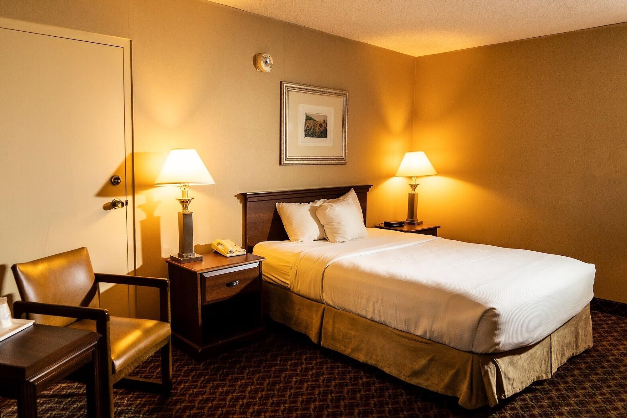 Ramada By Wyndham Topeka Downtown Hotel & Convention Center מראה חיצוני תמונה
