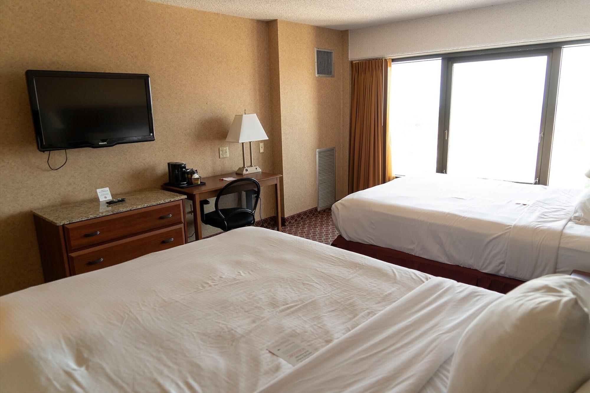Ramada By Wyndham Topeka Downtown Hotel & Convention Center מראה חיצוני תמונה