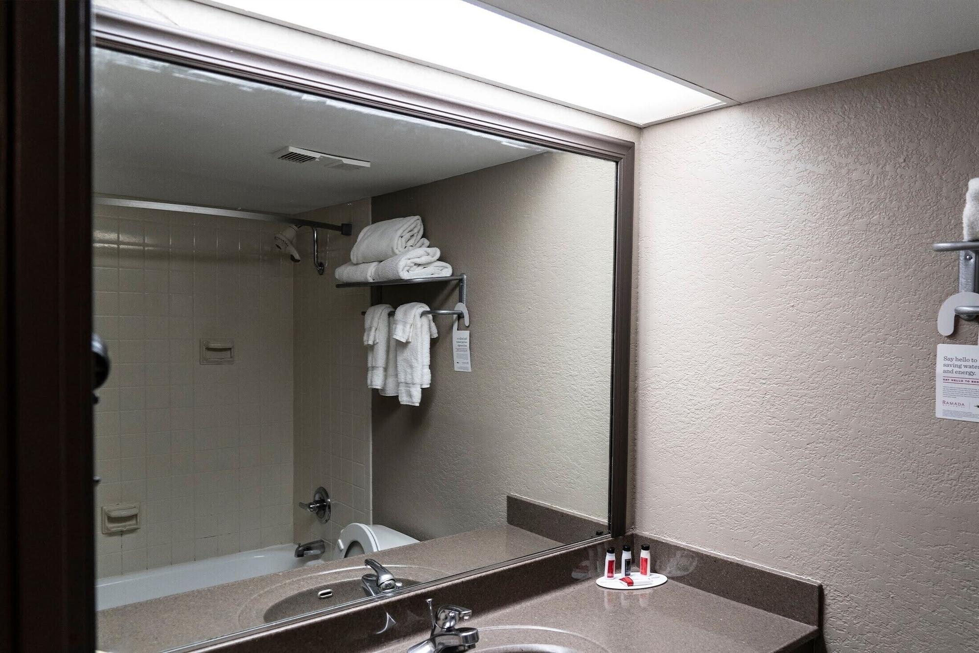 Ramada By Wyndham Topeka Downtown Hotel & Convention Center מראה חיצוני תמונה