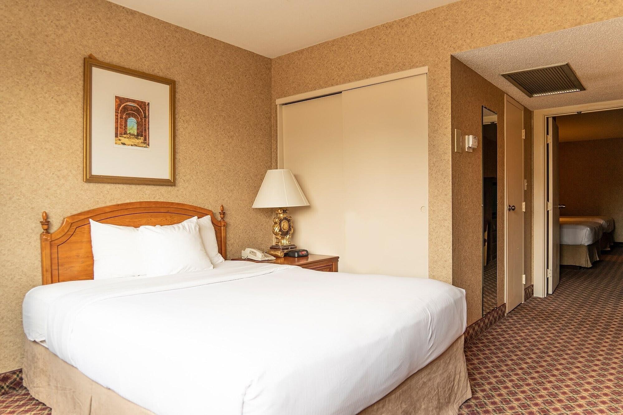 Ramada By Wyndham Topeka Downtown Hotel & Convention Center מראה חיצוני תמונה