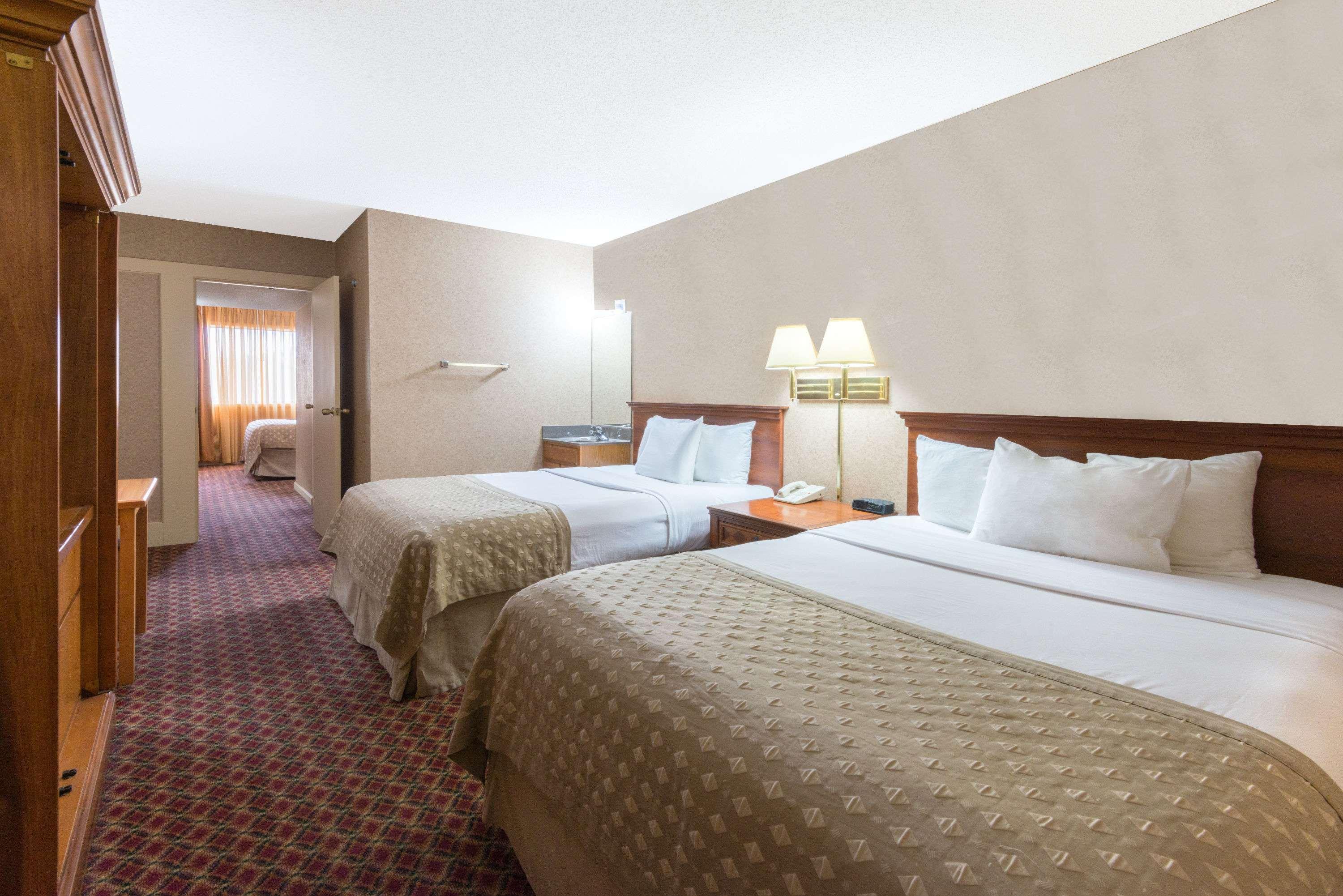 Ramada By Wyndham Topeka Downtown Hotel & Convention Center מראה חיצוני תמונה