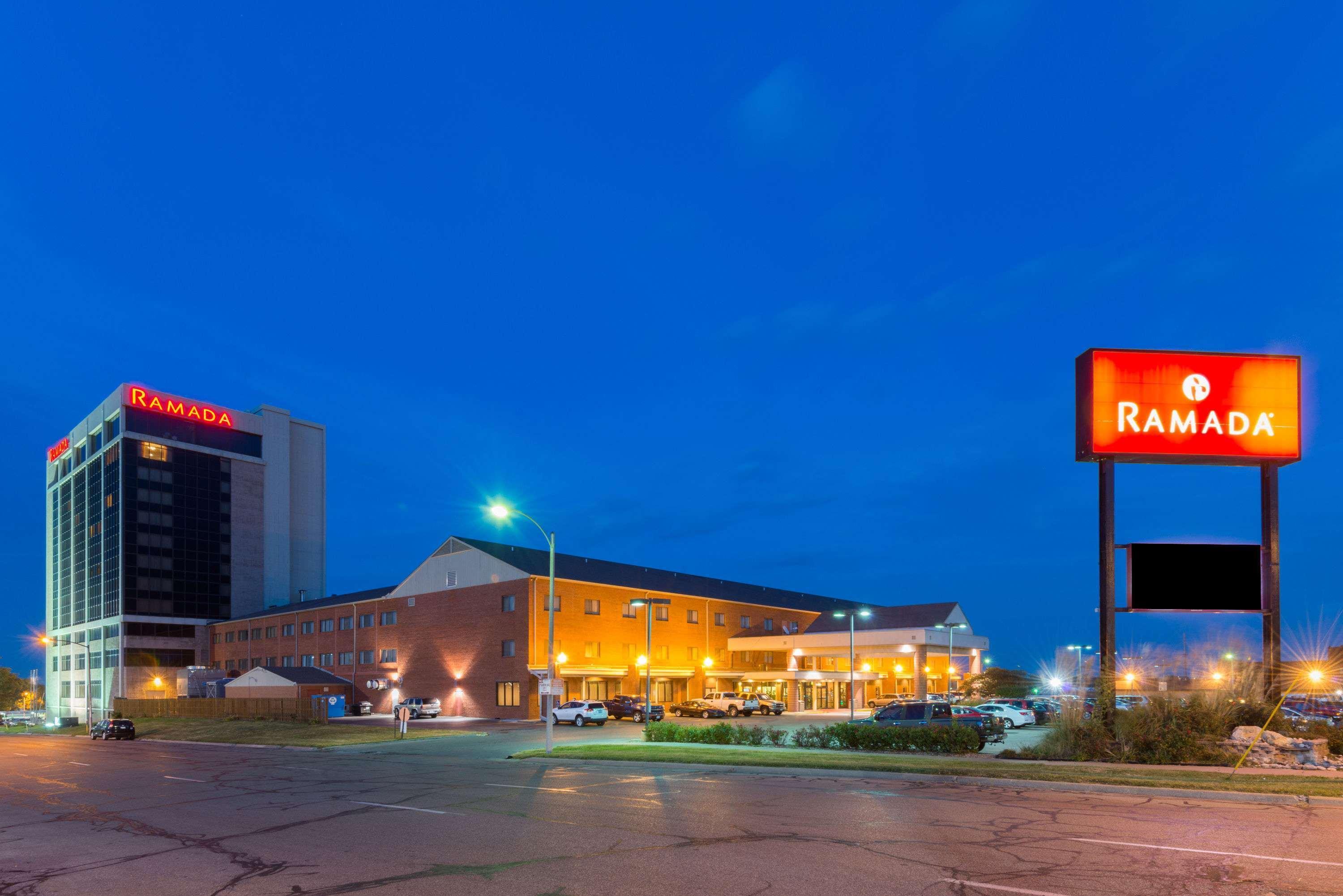Ramada By Wyndham Topeka Downtown Hotel & Convention Center מראה חיצוני תמונה