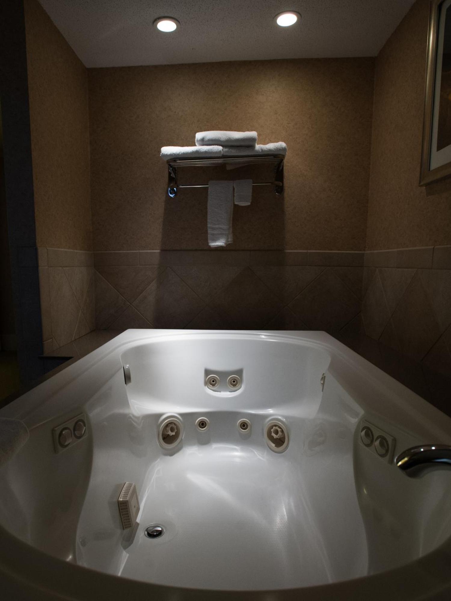 Ramada By Wyndham Topeka Downtown Hotel & Convention Center מראה חיצוני תמונה