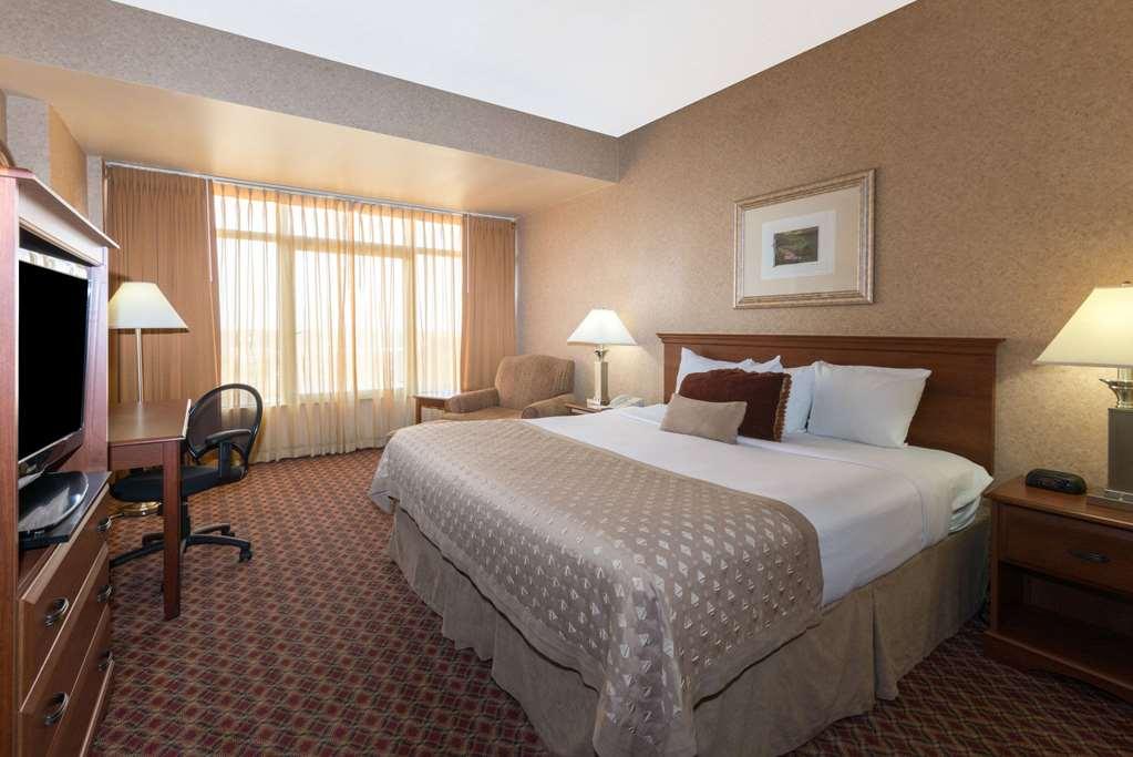Ramada By Wyndham Topeka Downtown Hotel & Convention Center חדר תמונה