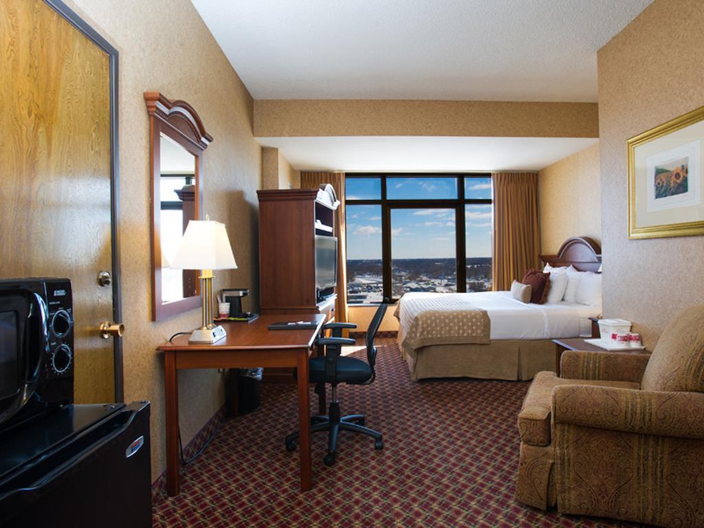 Ramada By Wyndham Topeka Downtown Hotel & Convention Center מראה חיצוני תמונה
