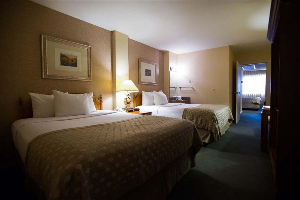 Ramada By Wyndham Topeka Downtown Hotel & Convention Center מראה חיצוני תמונה