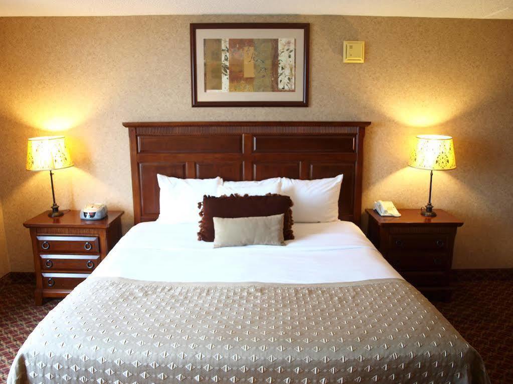 Ramada By Wyndham Topeka Downtown Hotel & Convention Center מראה חיצוני תמונה