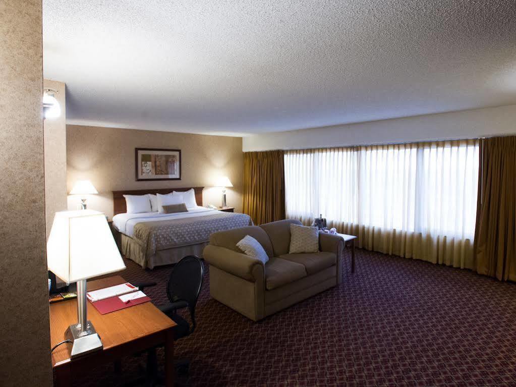 Ramada By Wyndham Topeka Downtown Hotel & Convention Center מראה חיצוני תמונה