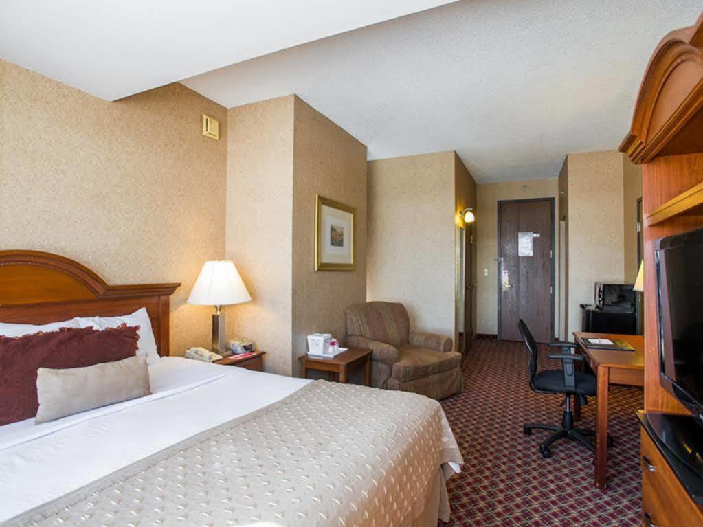 Ramada By Wyndham Topeka Downtown Hotel & Convention Center מראה חיצוני תמונה