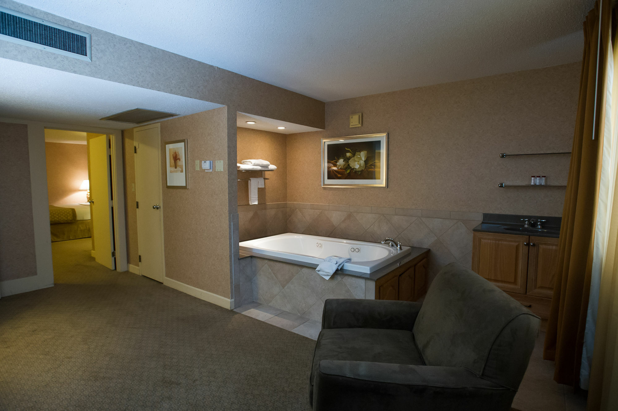 Ramada By Wyndham Topeka Downtown Hotel & Convention Center מראה חיצוני תמונה