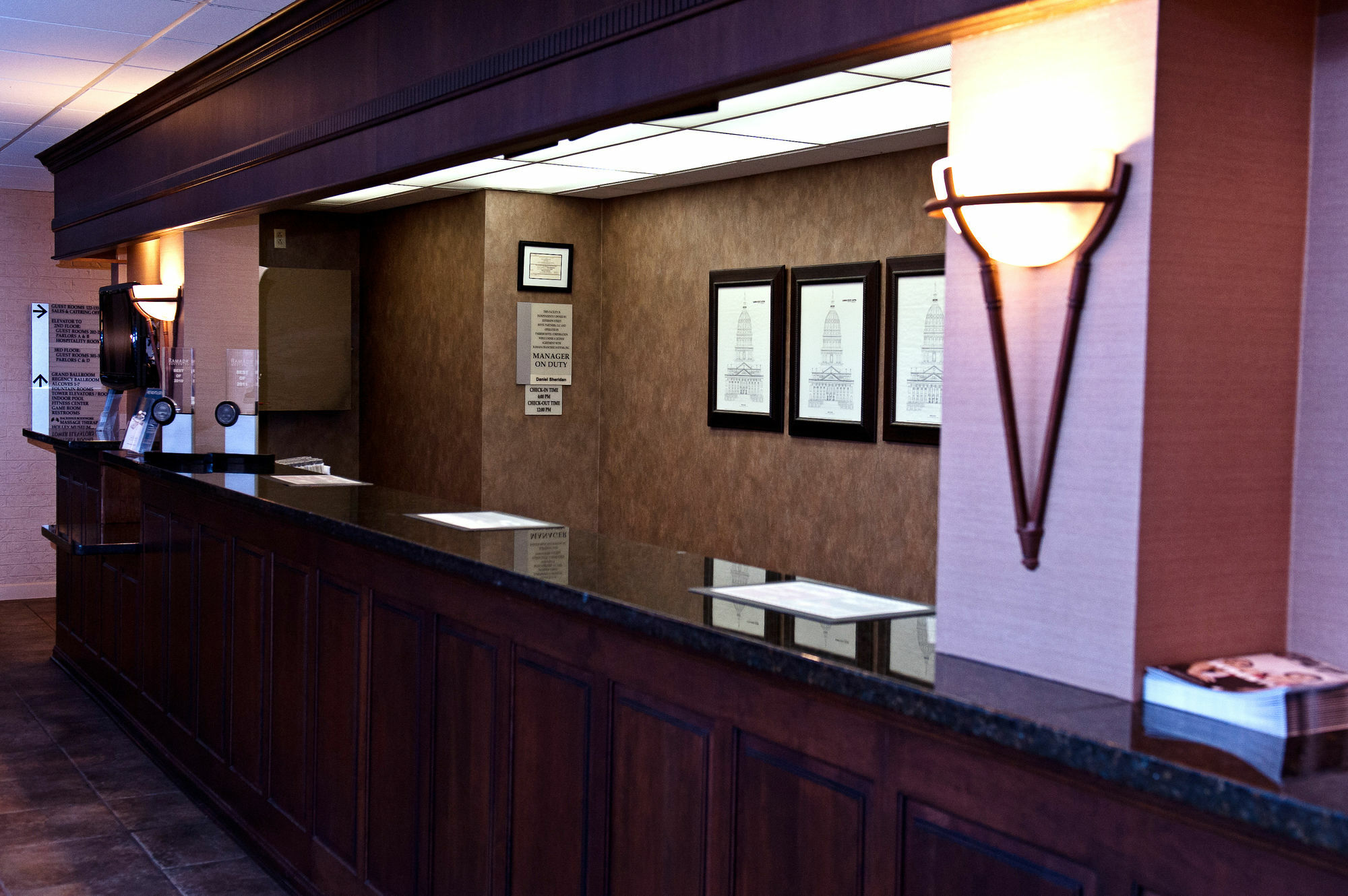Ramada By Wyndham Topeka Downtown Hotel & Convention Center מראה חיצוני תמונה