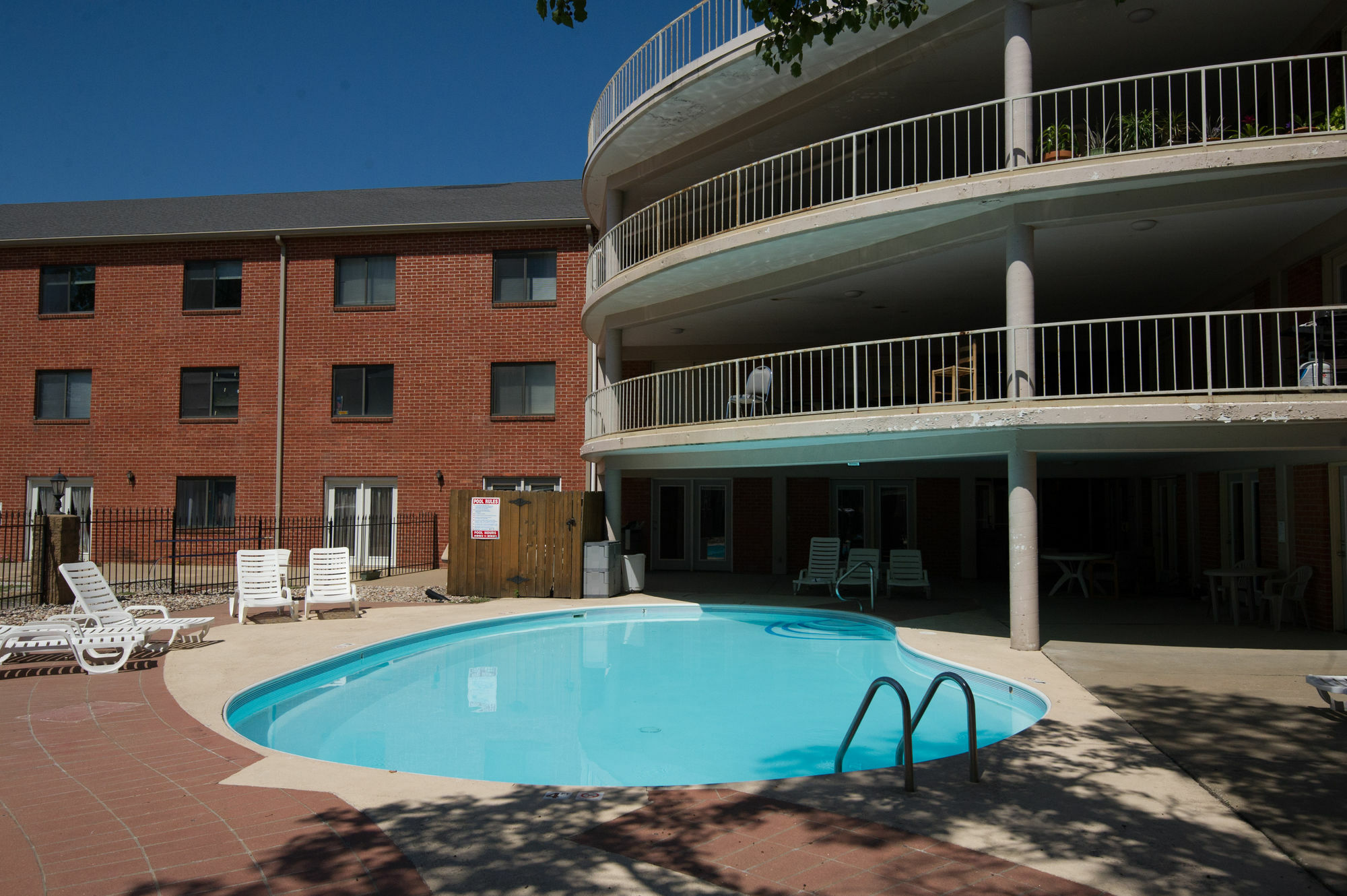 Ramada By Wyndham Topeka Downtown Hotel & Convention Center מראה חיצוני תמונה