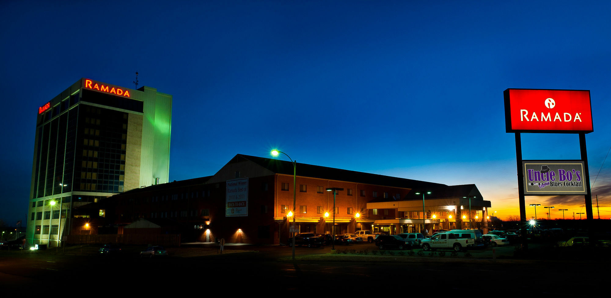 Ramada By Wyndham Topeka Downtown Hotel & Convention Center מראה חיצוני תמונה